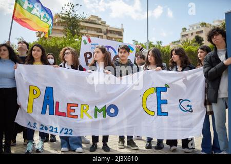 Palermo, Sizilien, Italien. 10. April 2022. Studenten und Vertreter des Gymnasiums Galileo Galilei, ukrainischer Staatsbürger und Viktoriya Prokopovych, Delegierter des ukrainischen Konsulats und Präsident des Associazione Forum Ucraina aus Palermo nehmen an den Protesten auf der piazza Vittorio Veneto Teil. (Bild: © Victoria Herranz/ZUMA Press Wire) Stockfoto