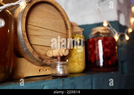Alkoholisches Getränk, Tinktur mit einer Schlange. Alkoholisches Getränk mit Schlangengift infundiert. Hausgemachter Alkohol mit Zusatz von Schlange und Kräutern Stockfoto
