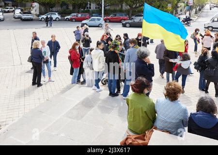 Palermo, Sizilien, Italien. 10. April 2022. Studenten und Vertreter des Gymnasiums Galileo Galilei, ukrainischer Staatsbürger und Viktoriya Prokopovych, Delegierter des ukrainischen Konsulats und Präsident des Associazione Forum Ucraina aus Palermo nehmen an den Protesten auf der piazza Vittorio Veneto Teil. (Bild: © Victoria Herranz/ZUMA Press Wire) Stockfoto