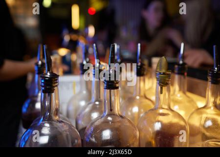 Alkoholisches Getränk, Tinktur mit einer Schlange. Alkoholisches Getränk mit Schlangengift infundiert. Hausgemachter Alkohol mit Zusatz von Schlange und Kräutern Stockfoto