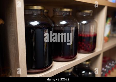 Alkoholisches Getränk, Tinktur mit einer Schlange. Alkoholisches Getränk mit Schlangengift infundiert. Hausgemachter Alkohol mit Zusatz von Schlange und Kräutern Stockfoto