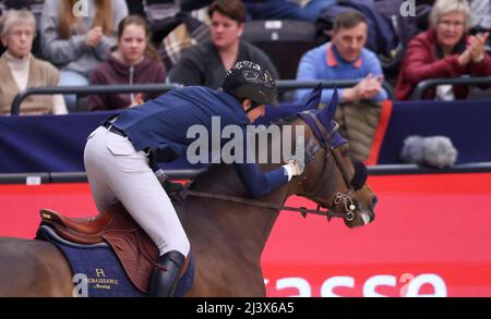 Leipzig, Deutschland. 10. April 2022. Martin Fuchs aus der Schweiz gewinnt das Finale des Longines Fei Jumping Weltcups auf der Leipziger Messe auf Chaplin. Quelle: Jan Woitas/dpa/Alamy Live News Stockfoto