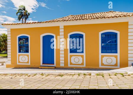 19. Januar 2022. Florianopolis, Brasilien. Altes buntes Haus im Dorf Ribeirao da Ilha an einem sonnigen Tag Stockfoto