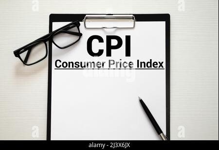 CPI- Verbraucherpreisindex im Notizbuch auf Holzhintergrund geschrieben. Stockfoto