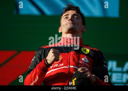 Melbourne, Australien. 10. April 2022. Charles Leclerc (MCO) vom Team Ferrari bei der Podiumserlautung beim Australischen Formel-1-Grand-Prix auf dem Albert Park-Grand-Prix-Kurs am 10. April 2022. Quelle: Corleve/Alamy Live News Stockfoto