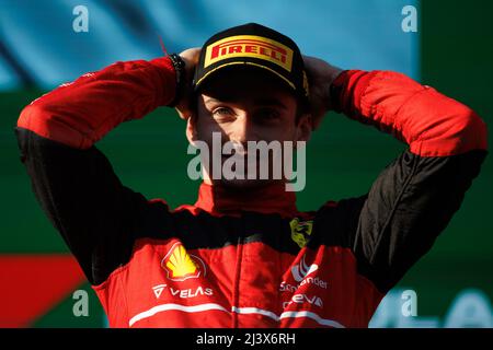 Melbourne, Australien. 10. April 2022. Charles Leclerc (MCO) vom Team Ferrari bei der Podiumserlautung beim Australischen Formel-1-Grand-Prix auf dem Albert Park-Grand-Prix-Kurs am 10. April 2022. Quelle: Corleve/Alamy Live News Stockfoto