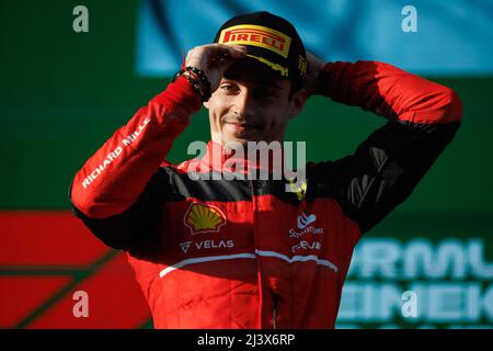 Melbourne, Australien. 10. April 2022. Charles Leclerc (MCO) vom Team Ferrari bei der Podiumserlautung beim Australischen Formel-1-Grand-Prix auf dem Albert Park-Grand-Prix-Kurs am 10. April 2022. Quelle: Corleve/Alamy Live News Stockfoto