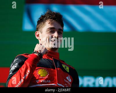 Melbourne, Australien. 10. April 2022. Charles Leclerc (MCO) vom Team Ferrari bei der Podiumserlautung beim Australischen Formel-1-Grand-Prix auf dem Albert Park-Grand-Prix-Kurs am 10. April 2022. Quelle: Corleve/Alamy Live News Stockfoto