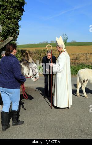 Der Erzbischof von Canterbury, Justin Welby, mit Pfarrern und einem Esel vor der Prozession zur Marienkirche im Rahmen des Palmsonntagsgottesdienstes Stockfoto