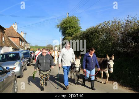 Der Erzbischof von Canterbury, Justin Welby, mit Eseln und Pfarrern, die im Rahmen der Palmsonntagsprozession Brabou durch East Brabourne marschierten Stockfoto