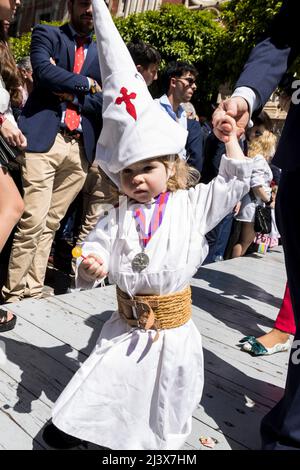 Sevilla, Spanien. 10. April 2022. Eine Büßerin der Bruderschaft namens ''La Borriquita'' nimmt an ihrer Parade zur Kathedrale am Palmsonntag, ''Domingo de Ramos'' auf Spanisch (Bildquelle: © Daniel Gonzalez Acuna/ZUMA Press Wire) Bildquelle: ZUMA Press, Inc./Alamy Live News Stockfoto