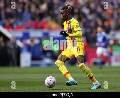 LEICESTER, GROSSBRITANNIEN. APR 10.: Wilfried Zaha von Crystal Palace während des Premier League-Spiels zwischen Leicester City und Crystal Palace im King Power Stadium, Leicester am Sonntag, 10.. April 2022. (Kredit: James Holyoak | MI News) Kredit: MI Nachrichten & Sport /Alamy Live News Stockfoto