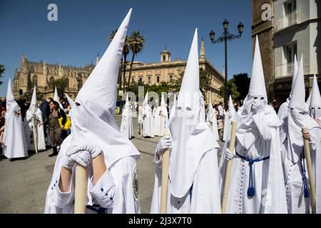 Sevilla, Spanien. 10. April 2022. Büßer der Bruderschaft nannten sie "La Paz" während ihrer Parade zur Kathedrale am Palmsonntag, "Domingo de Ramos" auf Spanisch (Bildquelle: © Daniel Gonzalez Acuna/ZUMA Press Wire) Bildquelle: ZUMA Press, Inc./Alamy Live News Stockfoto