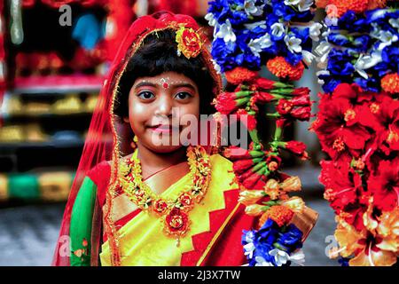 Ein junges Mädchen sah sich für das Kumari-Puja-Ritual im Adyapith-Tempel verkleidet. Kumari Puja ist eine indische hinduistische Tradition, die hauptsächlich während der Durga Puja/Basanti Puja/Navratri nach dem hinduistischen Kalender gefeiert wird. Kumari beschreibt tatsächlich ein junges jungfräuliches Mädchen im Alter von 1 bis 16 Jahren, das nach der hinduistischen Mythologie während des Übergangs von Ashtami/Navami Tithiti von Durga Puja/Navratri verehrt wird. Es wird angenommen, dass Kumari Puja den Betern und auch dem kleinen Mädchen viele Segnungen gewährt. Eifrige Anhänger glauben, dass es alle Barrieren überwinden wird, Gefahren für die kleinen Mädchen darin Stockfoto