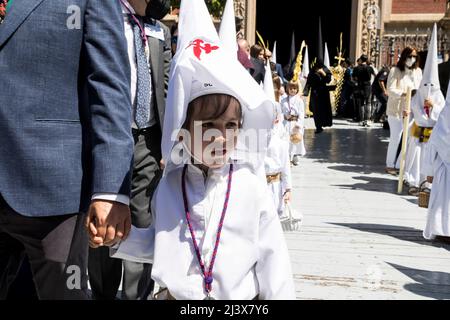 Sevilla, Spanien. 10. April 2022. Ein Bußkind der Bruderschaft namens ''La Borriquita'' nimmt an seiner Parade zur Kathedrale am Palmsonntag, ''Domingo de Ramos'' auf Spanisch (Bildquelle: © Daniel Gonzalez Acuna/ZUMA Press Wire) Bildquelle: ZUMA Press, Inc./Alamy Live News Stockfoto