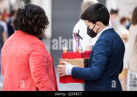 Sevilla, Spanien. 10. April 2022. Ein Junge trägt am Palmsonntag ein Modell von paso, ''Domingo de Ramos'' auf Spanisch (Bildquelle: © Daniel Gonzalez Acuna/ZUMA Press Wire) Bildquelle: ZUMA Press, Inc./Alamy Live News Stockfoto