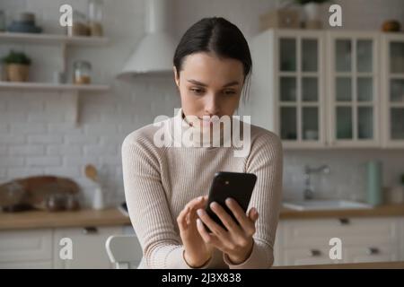 Fokussierte Smartphone-Nutzer Mädchen chatten auf Social Media Stockfoto