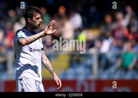 Genua, Italien. 10. April 2022. Francesco Acerbi von SS Lazio Gesten während der Serie Ein Fußballspiel zwischen Genua FC und SS Lazio. Kredit: Nicolò Campo/Alamy Live Nachrichten Stockfoto