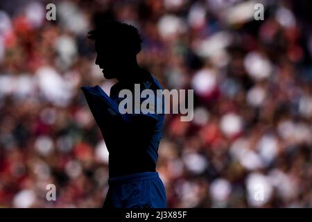 Genua, Italien. 10. April 2022. Während des Fußballspiels der Serie A zwischen Genua CFC und SS Lazio sieht sich der FC Lazio von der SS-Nationalmannschaft „F.C.“, FC. Anderson, niedergeschlagen. Kredit: Nicolò Campo/Alamy Live Nachrichten Stockfoto