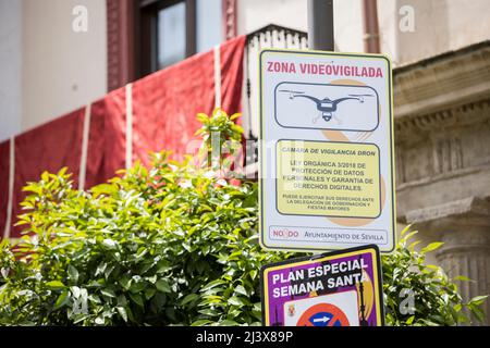 Sevilla, Spanien. 10. April 2022. Warnschild der Sicherheitsüberwachung durch Drohne während der Karwoche (Bildquelle: © Daniel Gonzalez Acuna/ZUMA Press Wire) Bildquelle: ZUMA Press, Inc./Alamy Live News Stockfoto