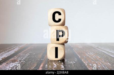 Buchstabenblock in Wort CPI Abkürzung für Verbraucherpreisindex auf Holzhintergrund. Stockfoto