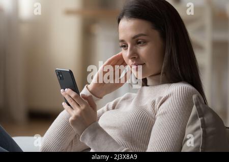 Schöne junge Smartphone-Nutzer Frau lesen SMS Stockfoto