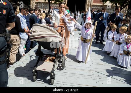 Sevilla, Spanien. 10. April 2022. Die Bußknaben der Bruderschaft mit dem Namen ''La Borriquita'' nehmen an ihrer Parade zur Kathedrale am Palmsonntag, ''Domingo de Ramos'' auf Spanisch Teil (Bildquelle: © Daniel Gonzalez Acuna/ZUMA Press Wire) Bildquelle: ZUMA Press, Inc./Alamy Live News Stockfoto