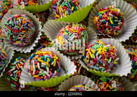 Leckere und bunte süße Snacks für Feiern. Hausgemachte Süßigkeiten, die auf Feiern hinweisen. Stockfoto