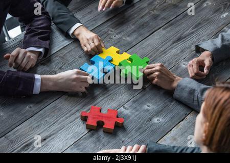 Vielfältiges Team Menschen Montage Puzzle, multiethnische Gruppe von schwarzen und weißen Kollegen engagieren in erfolgreiche Teamarbeit Vermittlung von solutio Stockfoto