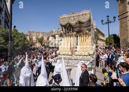 Sevilla, Spanien. 10. April 2022. Der paso der Jungfrau von ''La Paz'' während seiner Parade zur Kathedrale am Palmsonntag, ''Domingo de Ramos'' auf Spanisch (Bildquelle: © Daniel Gonzalez Acuna/ZUMA Press Wire) Bildquelle: ZUMA Press, Inc./Alamy Live News Stockfoto