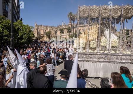 Sevilla, Spanien. 10. April 2022. Der paso der Jungfrau von ''La Paz'' während seiner Parade zur Kathedrale am Palmsonntag, ''Domingo de Ramos'' auf Spanisch (Bildquelle: © Daniel Gonzalez Acuna/ZUMA Press Wire) Bildquelle: ZUMA Press, Inc./Alamy Live News Stockfoto