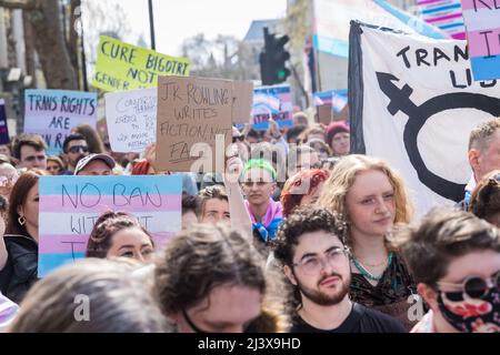 Plakate bei einem Protest, der ein Verbot der Konversion-Therapie fordert - Whitehall, London Stockfoto