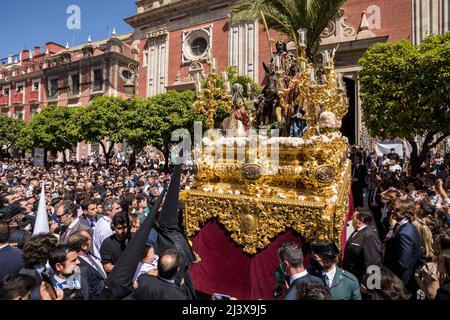 Sevilla, Spanien. 10. April 2022. Der paso der Bruderschaft namens ''La Borriquita'' beginnt am Palmsonntag seine Parade zur Kathedrale, auf Spanisch ''Domingo de Ramos'' (Bildquelle: © Daniel Gonzalez Acuna/ZUMA Press Wire) Bildquelle: ZUMA Press, Inc./Alamy Live News Stockfoto