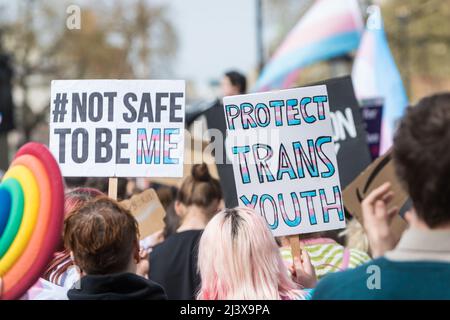 Plakate bei einem Protest, der ein Verbot der Konversion-Therapie fordert - Whitehall, London Stockfoto