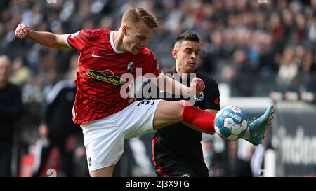 10. April 2022, Hessen, Frankfurt/Main: Fußball: Bundesliga, Eintracht Frankfurt - SC Freiburg, Matchday 29 im Deutsche Bank Park. Der Frankfurter Rafael Santos Borré (r) und der Freiburger Philipp Lienhart kämpfen um den Ball. Foto: Arne Dedert/dpa - WICHTIGER HINWEIS: Gemäß den Anforderungen der DFL Deutsche Fußball Liga und des DFB Deutscher Fußball-Bund ist es untersagt, im Stadion und/oder vom Spiel aufgenommene Fotos in Form von Sequenzbildern und/oder videoähnlichen Fotoserien zu verwenden oder zu verwenden. Stockfoto