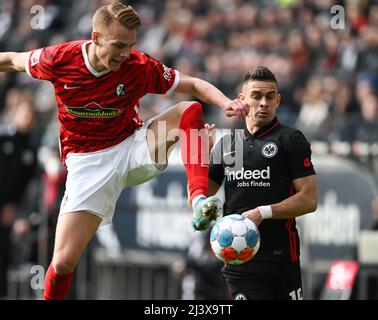 10. April 2022, Hessen, Frankfurt/Main: Fußball: Bundesliga, Eintracht Frankfurt - SC Freiburg, Matchday 29 im Deutsche Bank Park. Der Frankfurter Rafael Santos Borré (r) und der Freiburger Philipp Lienhart kämpfen um den Ball. Foto: Arne Dedert/dpa - WICHTIGER HINWEIS: Gemäß den Anforderungen der DFL Deutsche Fußball Liga und des DFB Deutscher Fußball-Bund ist es untersagt, im Stadion und/oder vom Spiel aufgenommene Fotos in Form von Sequenzbildern und/oder videoähnlichen Fotoserien zu verwenden oder zu verwenden. Stockfoto