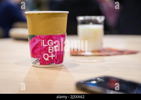 Kaffeetasse mit LGBTQ+-Kennzeichnung bei der Eröffnung des Londoner LGBTQ+ Centers auf der Bankside Stockfoto