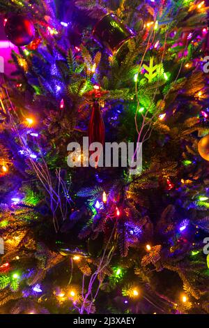 Nahaufnahme eines weihnachtsbaums mit bunten Lichterketten Stockfoto