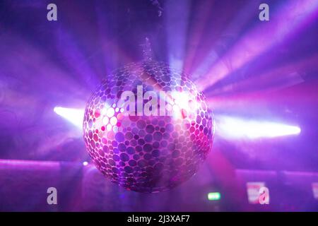 Licht, das von einem Glitzerball reflektiert wird Stockfoto