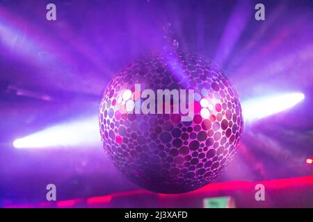 Licht, das von einem Glitzerball reflektiert wird Stockfoto