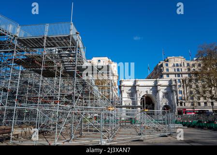 Demontage des Marble Arch Mound, oder Marble Arch Hill, einem temporären, 25 Meter hohen künstlichen Hügel neben Marble Arch in London Stockfoto