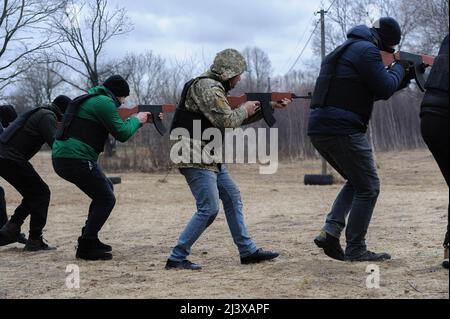 Lviv, Ukraine. 2. April 2022. Ukrainische Zivilisten lernen in einem zivilen Ausbildungszentrum unweit von Lemberg, Ukrainisch, den Umgang mit Waffen und Kampftaktiken. Zivilisten bereiten sich auf den Krieg vor, seit Russland am 24. Februar mit der Invasion des Landes begann. (Bild: © Mykola Tys/SOPA Images via ZUMA Press Wire) Stockfoto