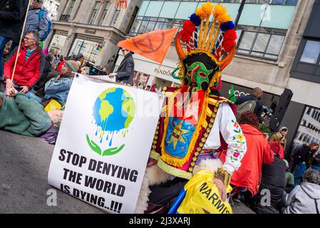 Vom 9. April 2022 an startenden Protestierende des Extinction Rebellion in London eine Phase ziviler Störungen. Warmis UK Person in traditionellem Ecuador Kostüm Stockfoto