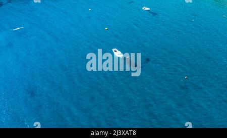 Luftaufnahme eines Bootes in einer Bucht, Saplunara, Insel Mljet, Kroatien Stockfoto