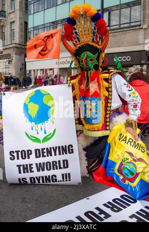 Vom 9. April 2022 an startenden Protestierende des Extinction Rebellion in London eine Phase ziviler Störungen. Warmis UK Person in traditionellem Ecuador Kostüm Stockfoto