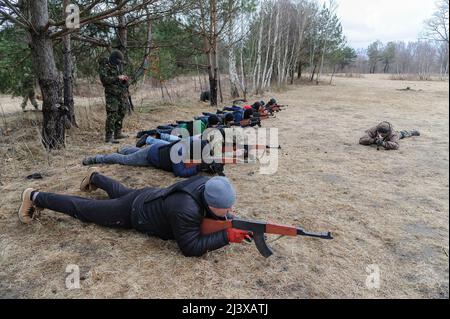 Lviv, Ukraine. 2. April 2022. Ukrainische Zivilisten lernen in einem zivilen Ausbildungszentrum unweit von Lemberg, Ukrainisch, den Umgang mit Waffen und Kampftaktiken. Zivilisten bereiten sich auf den Krieg vor, seit Russland am 24. Februar mit der Invasion des Landes begann. (Bild: © Mykola Tys/SOPA Images via ZUMA Press Wire) Stockfoto