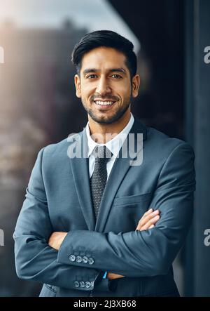 Verwirklichen Sie Ihren Traum. Aufnahme eines Geschäftsmannes, der vor dem Büro steht. Stockfoto
