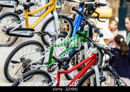 Ausstellung verschiedener Fahrradtypen auf dem Bike Brussels - Blick und Details auf verschiedene Fahrräder - Kinderfahrräder | Exposition de different type de Stockfoto