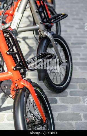 Ausstellung verschiedener Fahrradtypen auf der BikeBrussels - Blick und Details auf verschiedene Fahrräder - Faltrad | Exposition de different type de ve Stockfoto