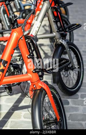 Ausstellung verschiedener Fahrradtypen auf der BikeBrussels - Blick und Details auf verschiedene Fahrräder - Faltrad | Exposition de different type de ve Stockfoto